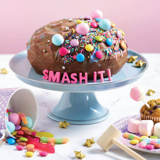 Decorative cake with 'SMASH IT!' text on a pink background